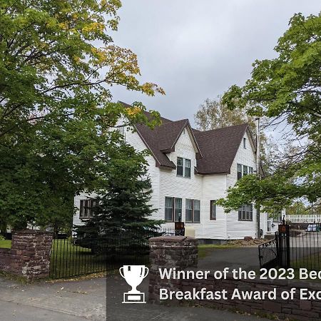 Hill Road Manor Bed & Breakfast Гранд Фолс-Уиндзор Экстерьер фото
