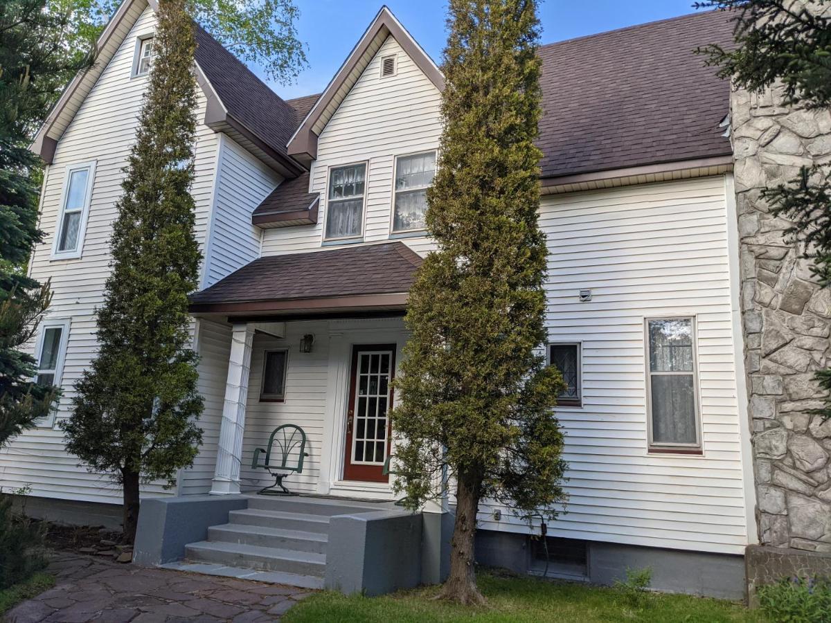 Hill Road Manor Bed & Breakfast Гранд Фолс-Уиндзор Экстерьер фото