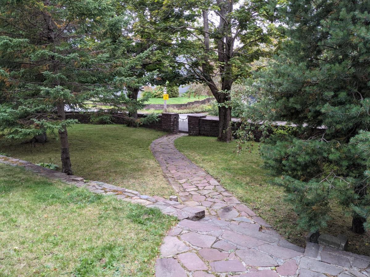 Hill Road Manor Bed & Breakfast Гранд Фолс-Уиндзор Экстерьер фото