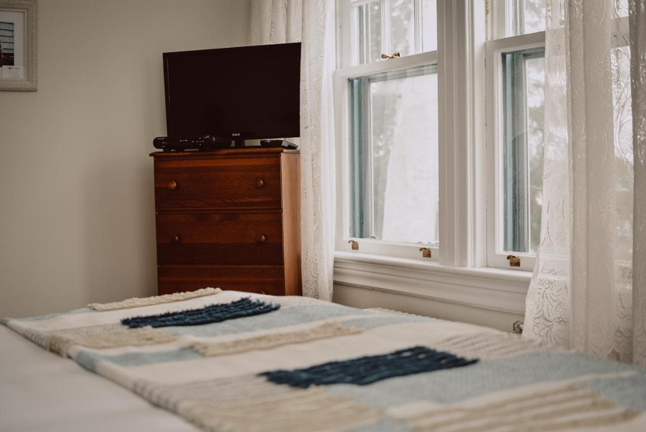 Hill Road Manor Bed & Breakfast Гранд Фолс-Уиндзор Экстерьер фото