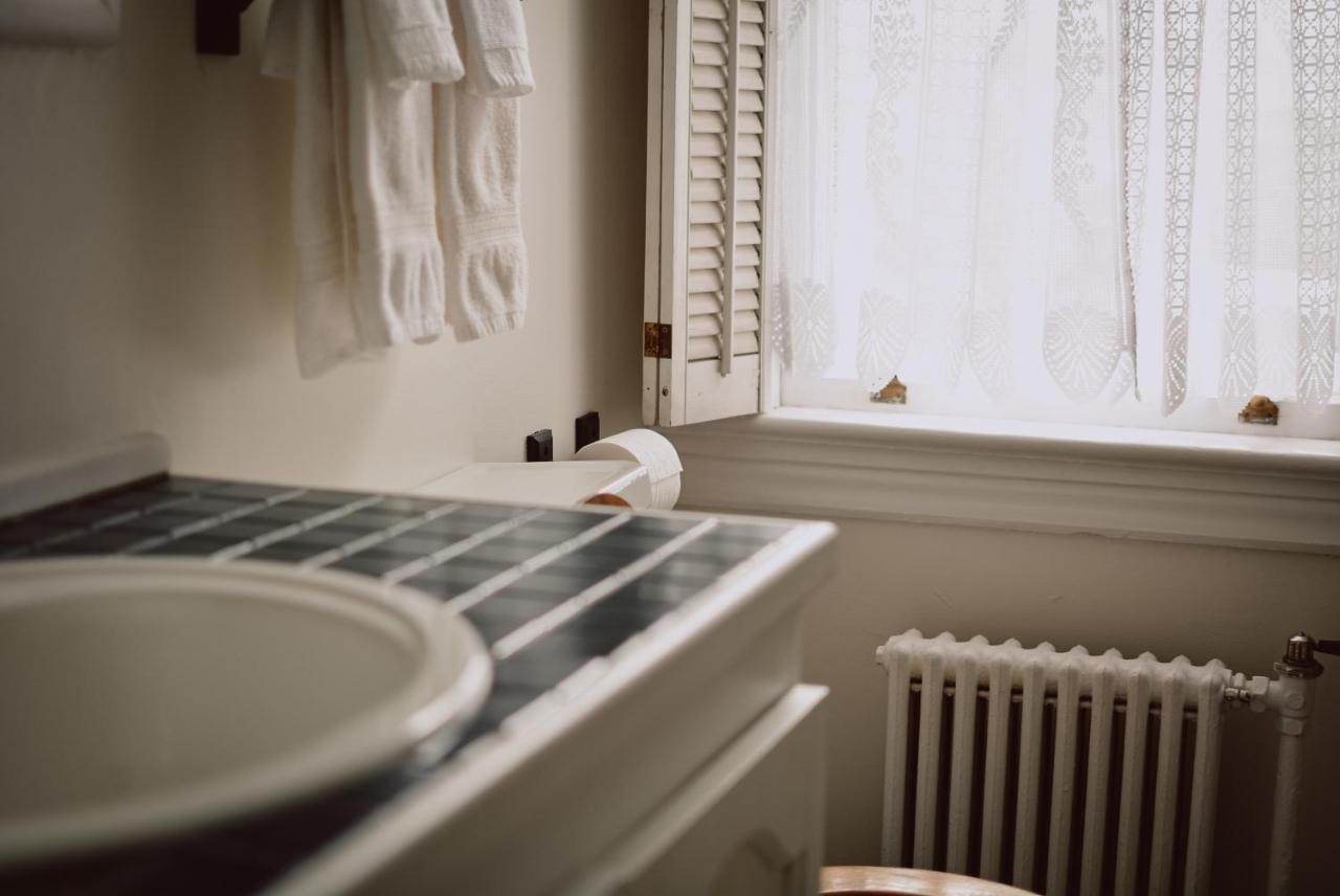 Hill Road Manor Bed & Breakfast Гранд Фолс-Уиндзор Экстерьер фото
