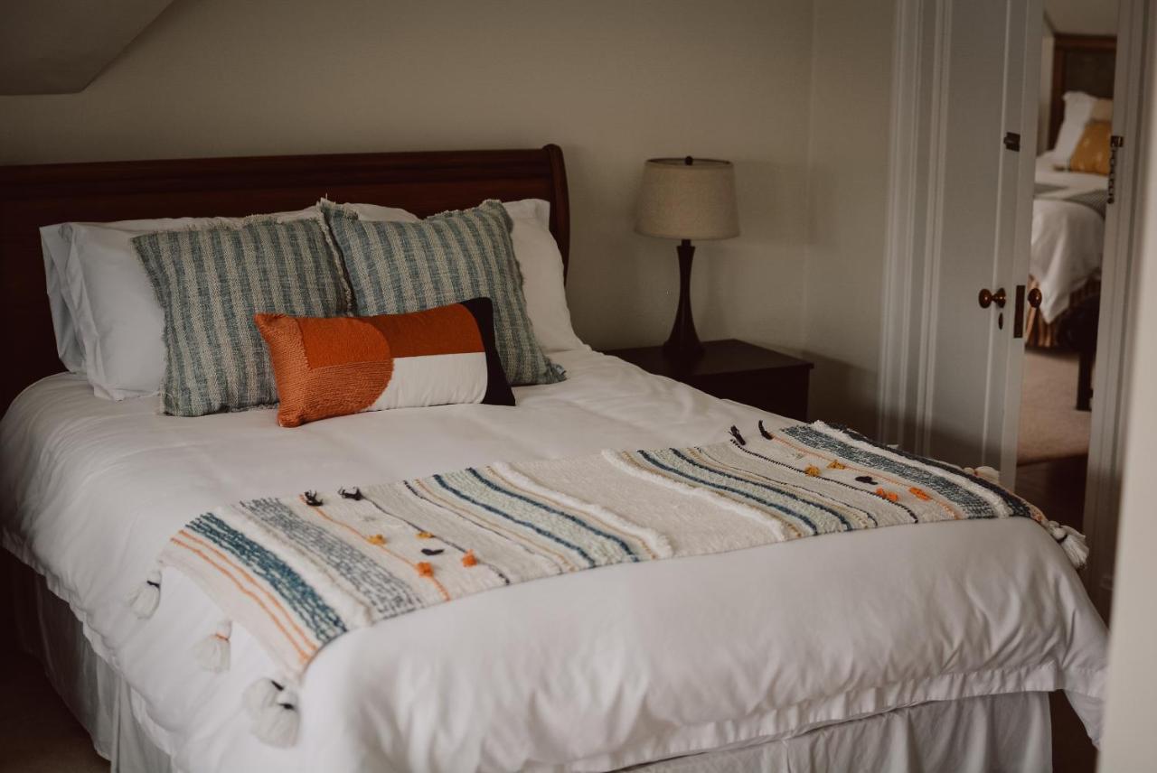 Hill Road Manor Bed & Breakfast Гранд Фолс-Уиндзор Экстерьер фото
