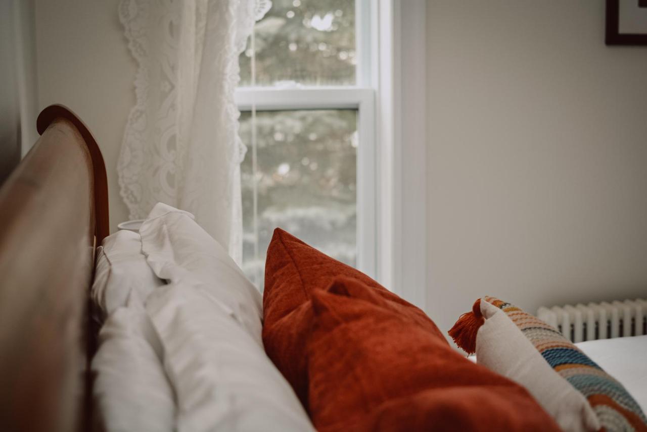 Hill Road Manor Bed & Breakfast Гранд Фолс-Уиндзор Экстерьер фото
