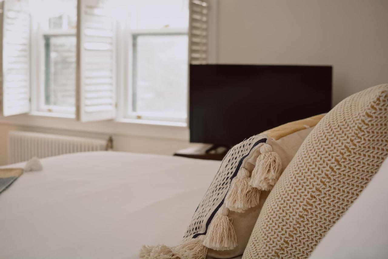 Hill Road Manor Bed & Breakfast Гранд Фолс-Уиндзор Экстерьер фото
