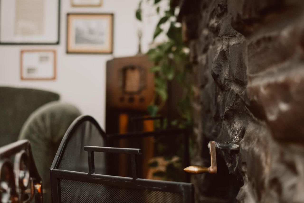 Hill Road Manor Bed & Breakfast Гранд Фолс-Уиндзор Экстерьер фото