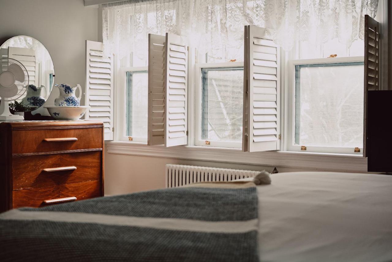 Hill Road Manor Bed & Breakfast Гранд Фолс-Уиндзор Экстерьер фото