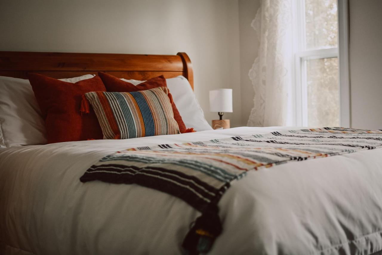 Hill Road Manor Bed & Breakfast Гранд Фолс-Уиндзор Экстерьер фото