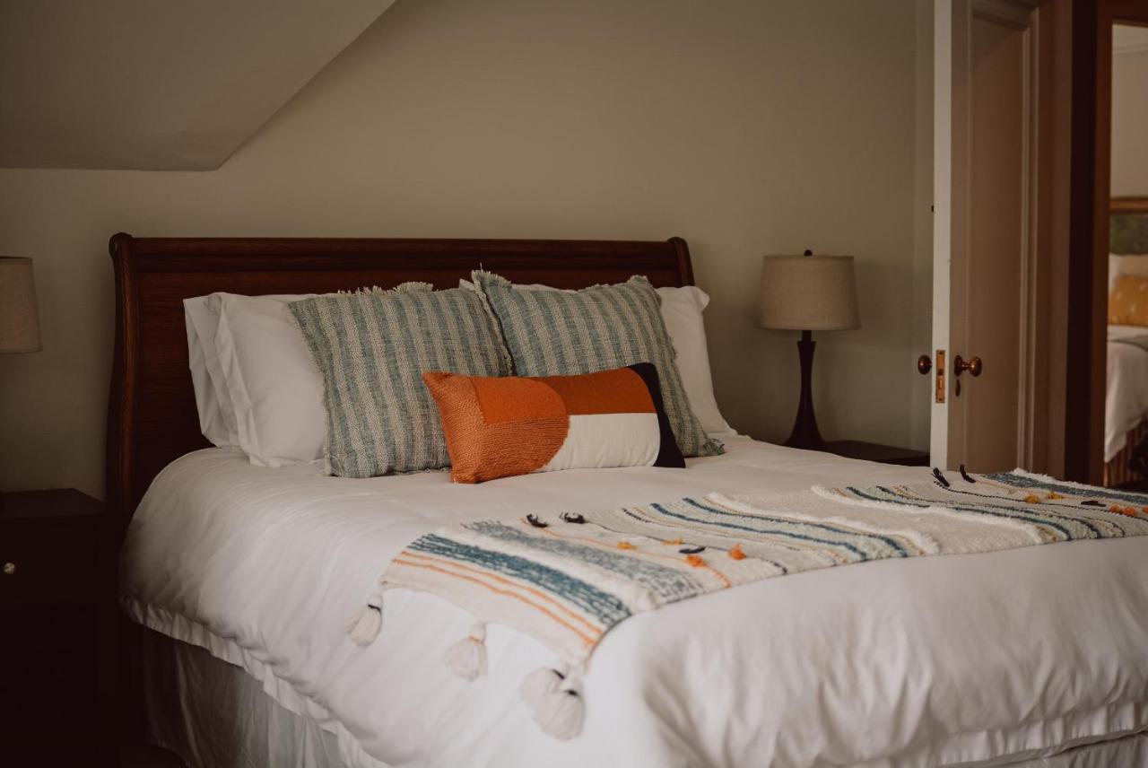 Hill Road Manor Bed & Breakfast Гранд Фолс-Уиндзор Экстерьер фото