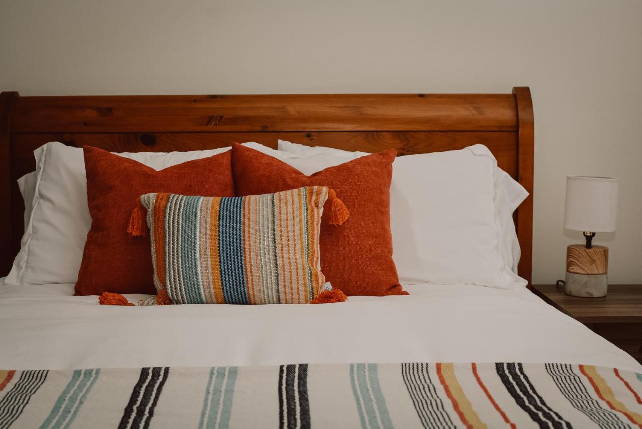 Hill Road Manor Bed & Breakfast Гранд Фолс-Уиндзор Экстерьер фото