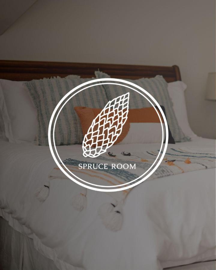 Hill Road Manor Bed & Breakfast Гранд Фолс-Уиндзор Экстерьер фото